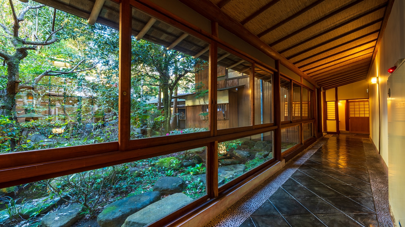 【通路】お部屋へ向かう廊下から、美しい庭園をご覧いただけます