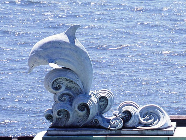 イルカの彫刻