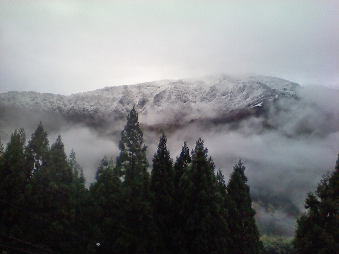 部屋から見える　氷ノ山（ひょうのせん1510ｍ）