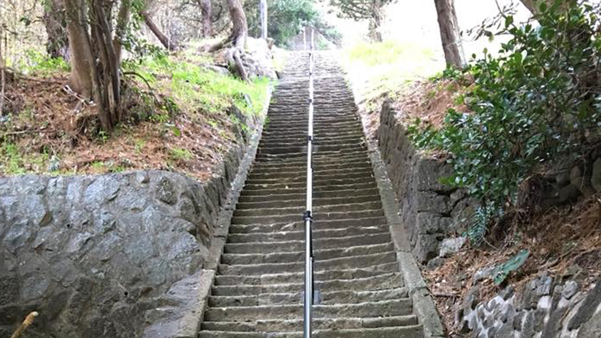 *【雲見/浅間神社】烏帽子山の山頂へ続くと石段。山頂からは西伊豆の絶景が広がります。