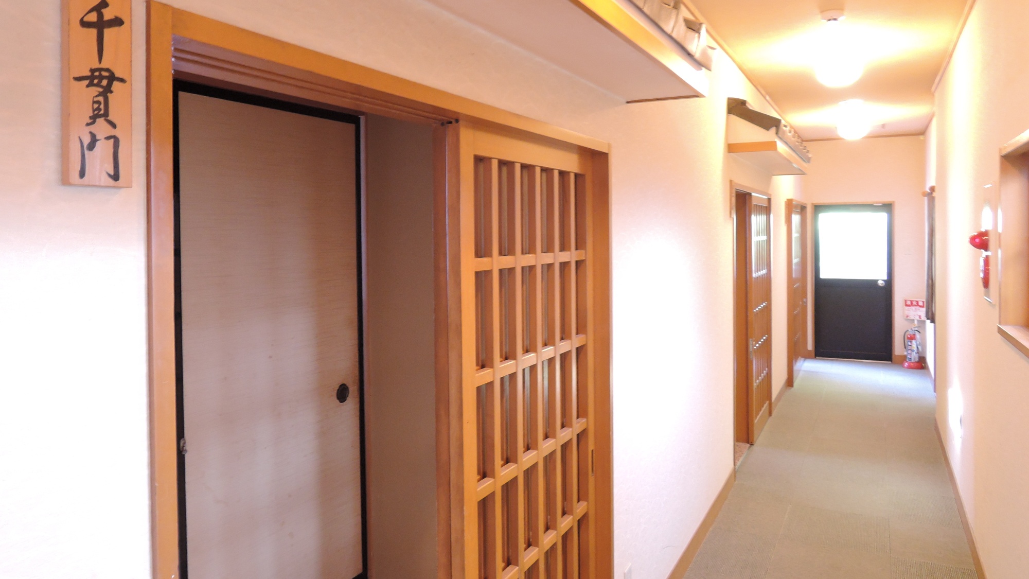 *客室一例／お手洗いは客室外にございます。格子戸のある民宿らしい趣の客室。