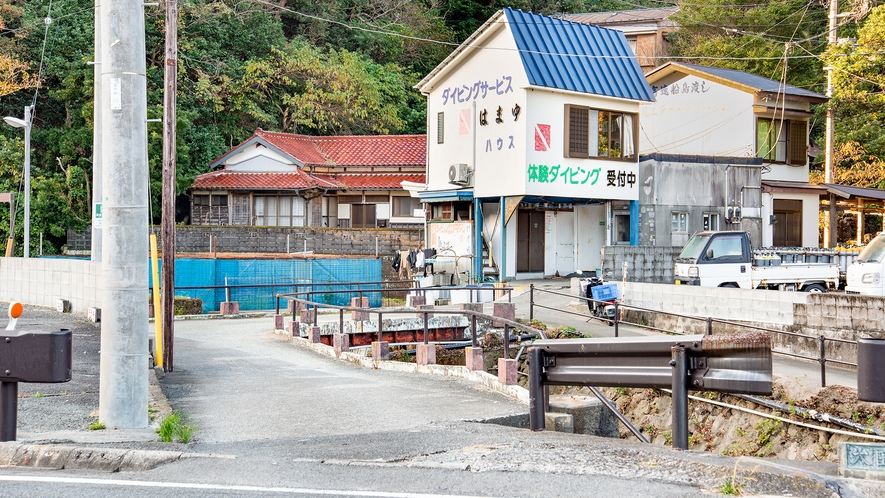 *当館への経路①／ダイビングの看板を目印に細い路地に入ります。