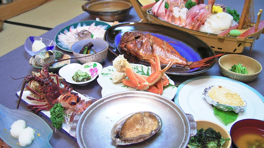 *夕食一例／アワビ・伊勢海老コース。漁師町の雲見だから、より新鮮な味をご提供いたします。