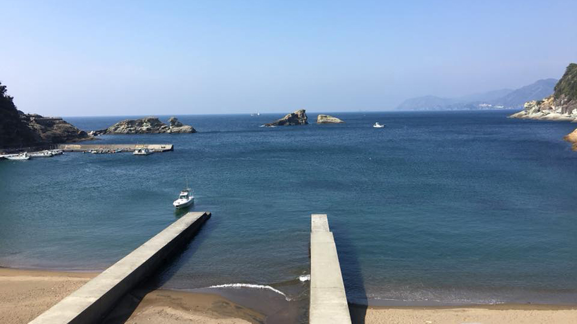 *【雲見/牛付岩】沖に見える大小2つの「牛付岩」は、雲見の代表する風景です。