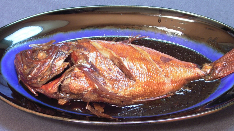 *夕食一例／伊豆ならではの海の幸！全てのプランのご夕食に金目鯛の煮付けをお出しします。