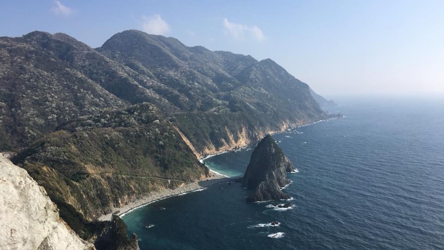 【雲見の風景】烏帽子山から眺める千貫岩。伊豆半島ジオパークに認定されている海岸線が続きます。