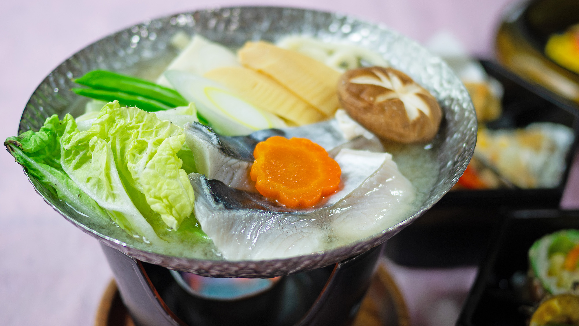 ＜愛媛郷土料理プラン＞創業78年の老舗「すし丸」の味を、彩り豊かなお弁当スタイルで。