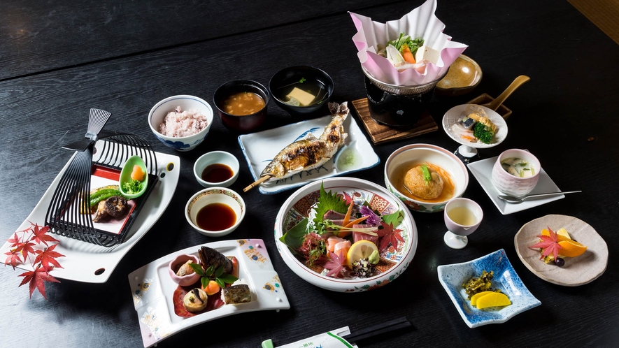 *【夕食一例】旬の食材を盛り込んだお料理です。