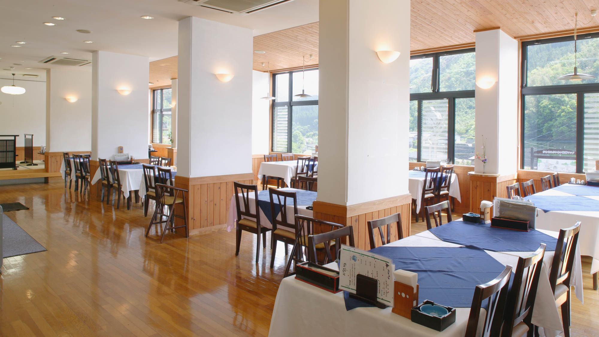 【レストラン】夕食・朝食の会場です