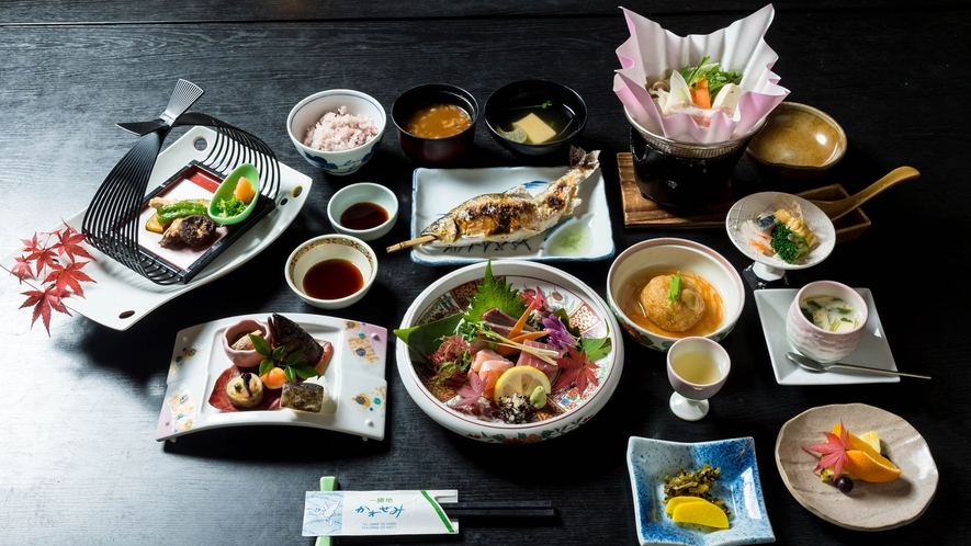 *【夕食一例】旬の食材を盛り込んだお料理です。