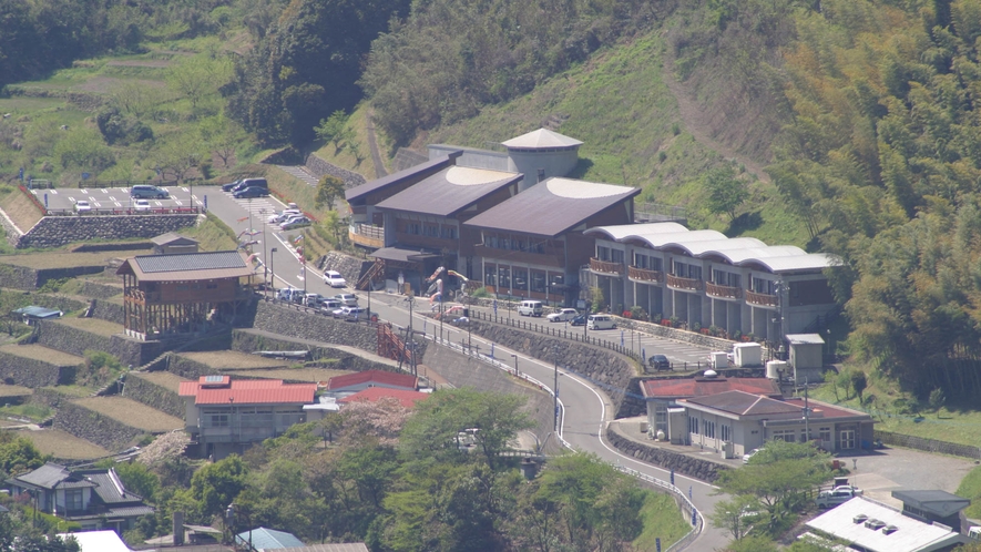 【外観】里山の豊かな自然に囲まれています