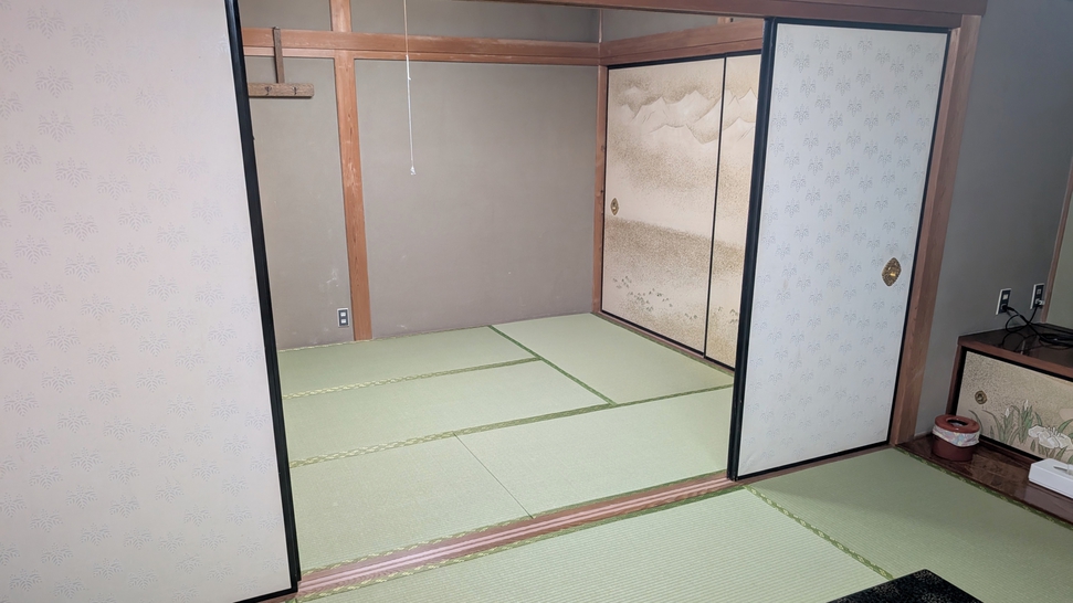 *【庭園側】本館和室14畳二間/畳の香がほのかに薫るお部屋でのんびりとお寛ぎ下さい。