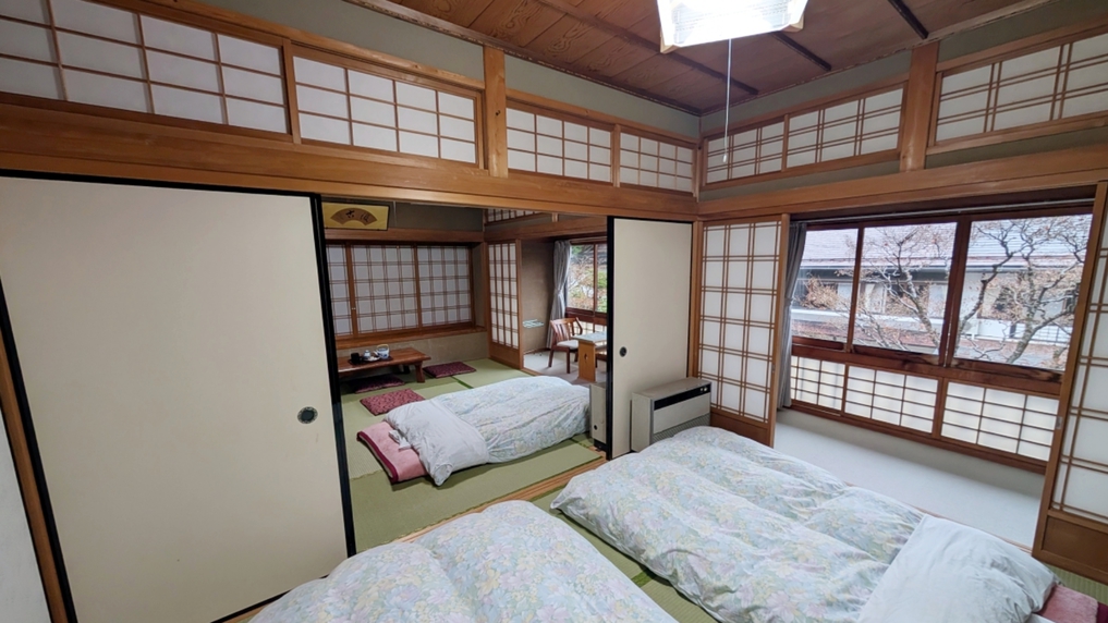 *【庭園側】本館和室14畳二間/畳の香がほのかに薫るお部屋でのんびりとお寛ぎ下さい。