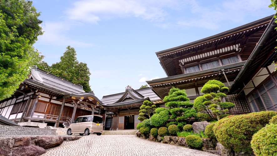 *千二百年の歴史を持つ高野山の中心に建つ興教大師御住坊　苅萱堂「密厳院」で宿坊体験。