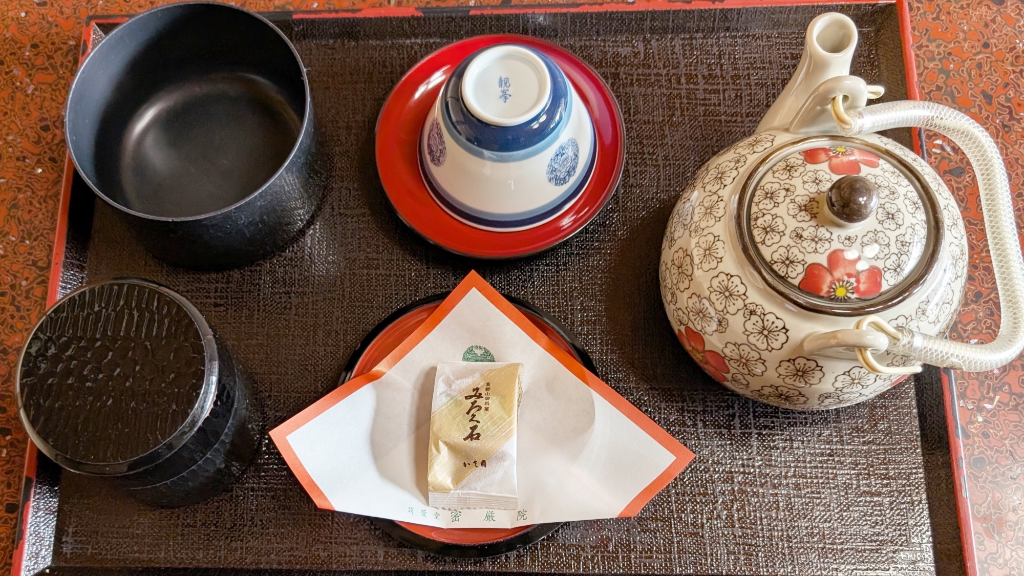 *お茶菓子をお出しいたします。