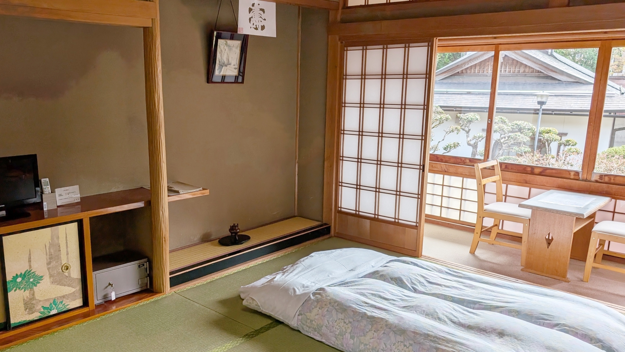 *和室10畳（客室一例）/畳の香がほのかに薫るお部屋でのんびりとお寛ぎ下さい。