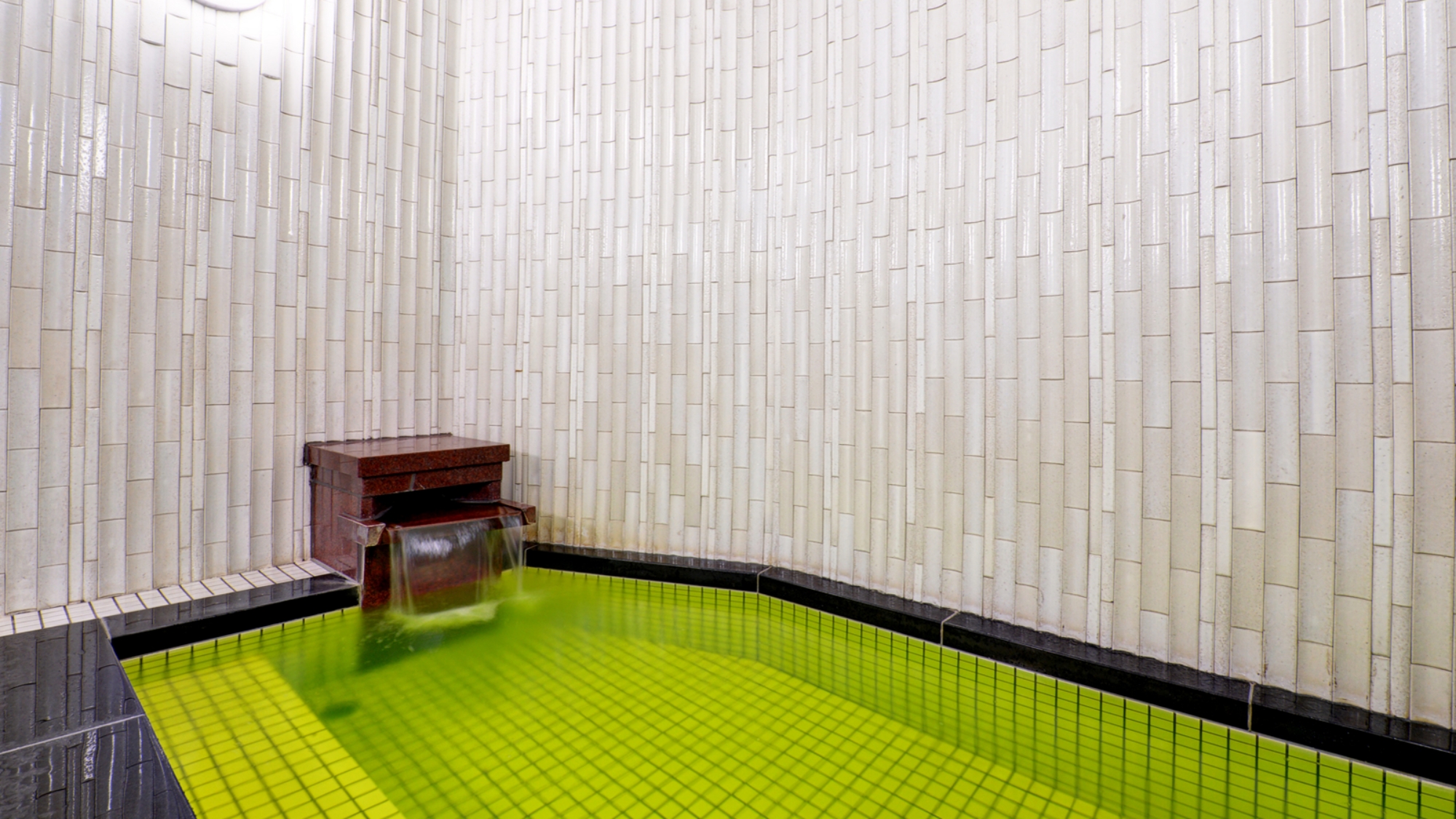 *浴場/男女とも１つずつ内湯がございます。ごゆっくりお寛ぎ下さい。