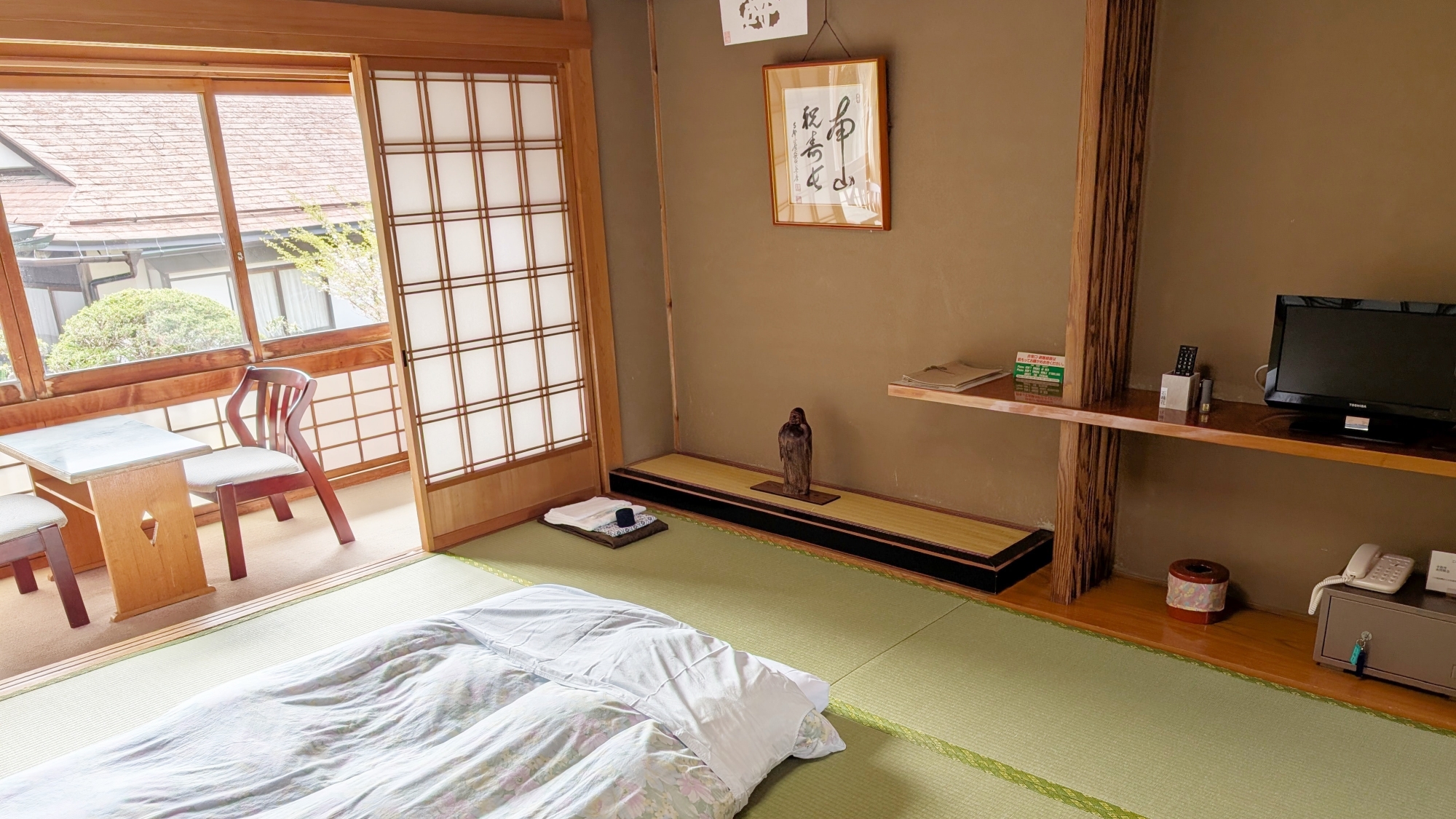 *和室10畳（客室一例）/畳の香がほのかに薫るお部屋でのんびりとお寛ぎ下さい。