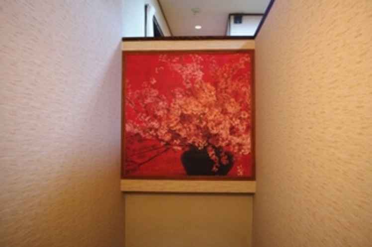 階段壁にある桜の絵