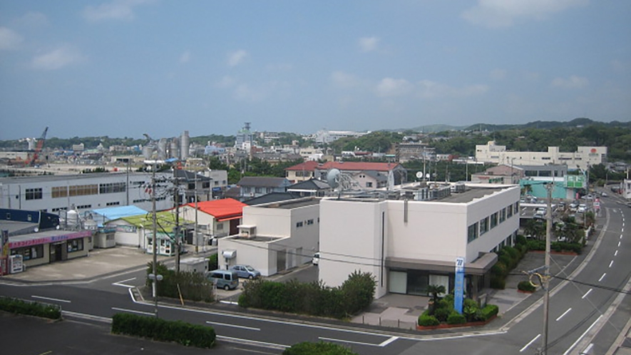 【客室一例】客室からの眺め。西之表港湾部が見渡せます。