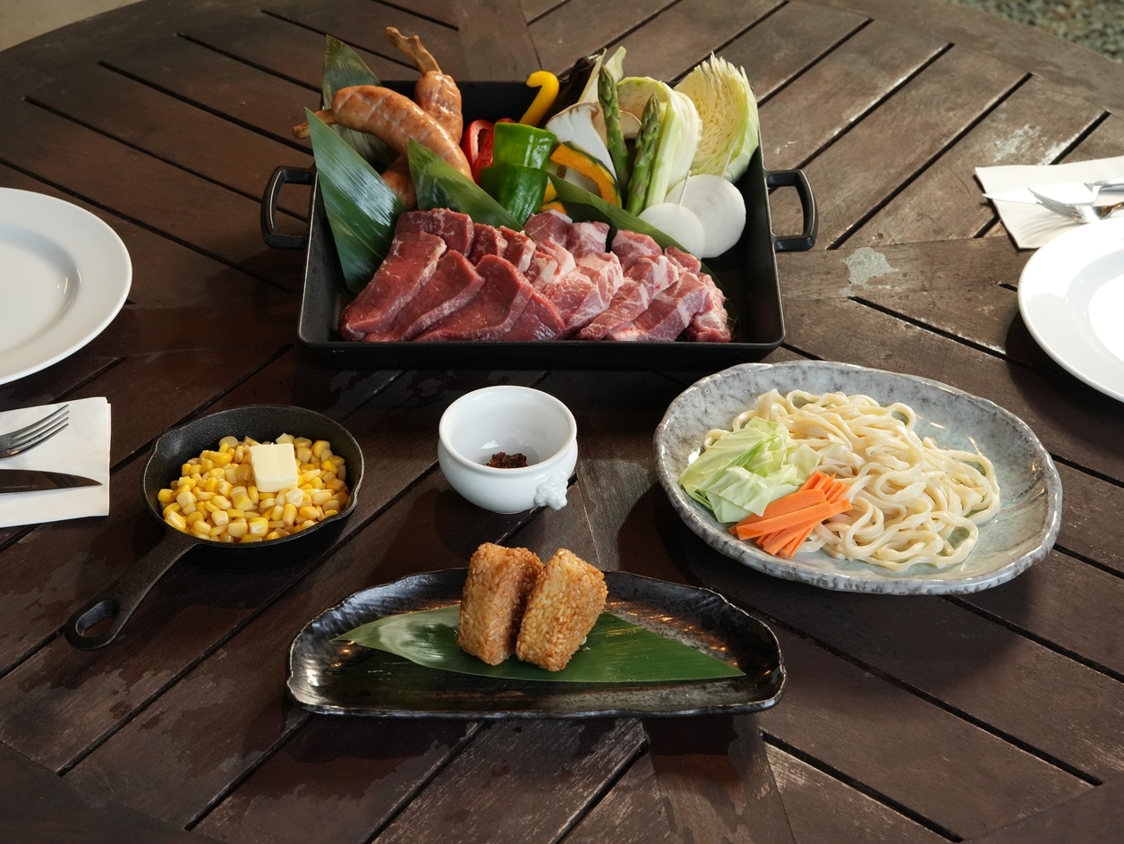 【夏夜の特別】星空溶岩プレートBBQ｜温水プール利用券付（※非営業日は館内利用券）／1泊2食付