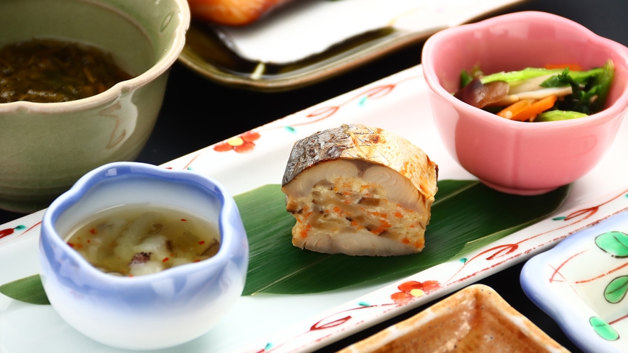 【夕食】  前菜 鰆ケンチン焼き　小松菜ときの子の和物　たこわさび 