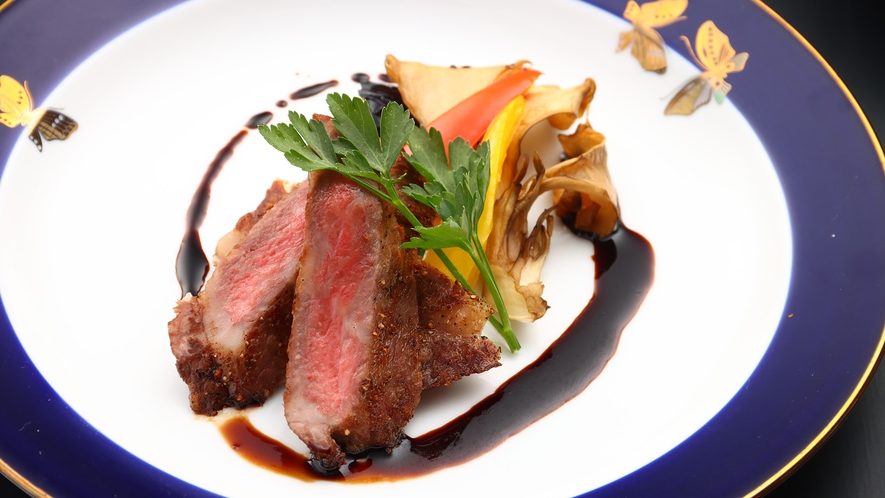 【夕食】  洋皿 プレミアム 国産牛肉のステーキ 