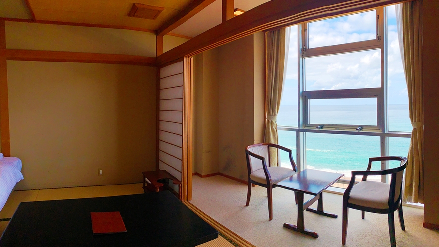 ◆【客室】【和ベッドルーム】海を望む大きな窓がある広縁。段差も少ないお部屋です。