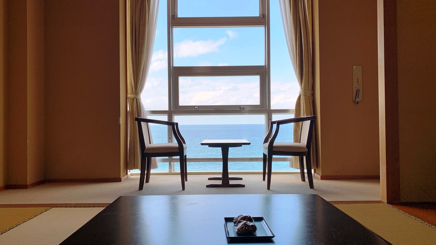 ◆【客室】【和室10畳】大きな窓から海を望む広縁つきです。日本海の絶景を滞在中いつでも楽しめます。