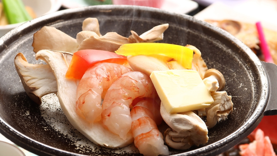 【夕食】  台の物 プレミアム 海老と帆立、きの子のバター焼き 