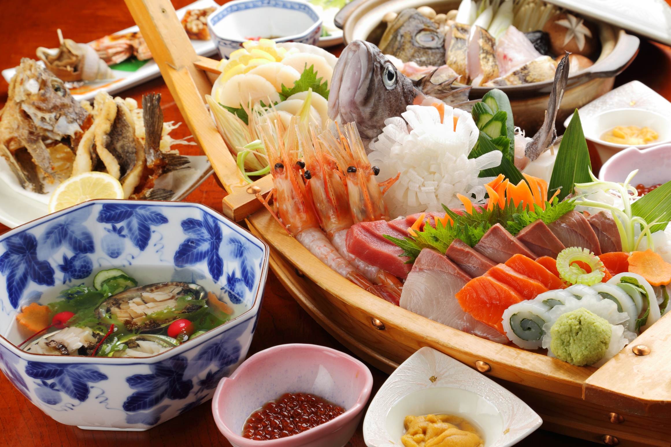 海鮮味処 御宿新生の豪華舟盛と海鮮料理