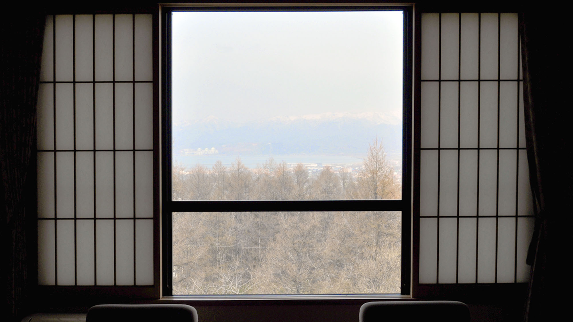 【客室】海側のお部屋は窓から遠く岩内港が見えます。