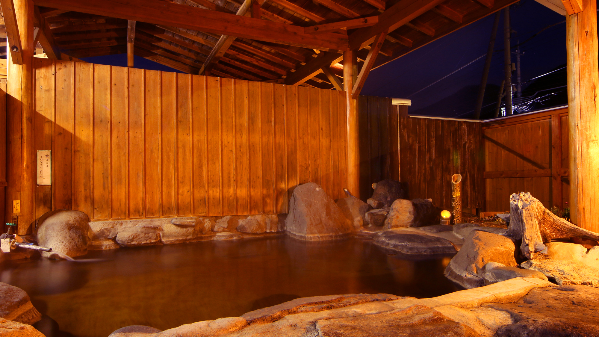 #贅沢な温泉　開放感あふれる露天風呂は2つ。もちろん源泉かけ流し！　