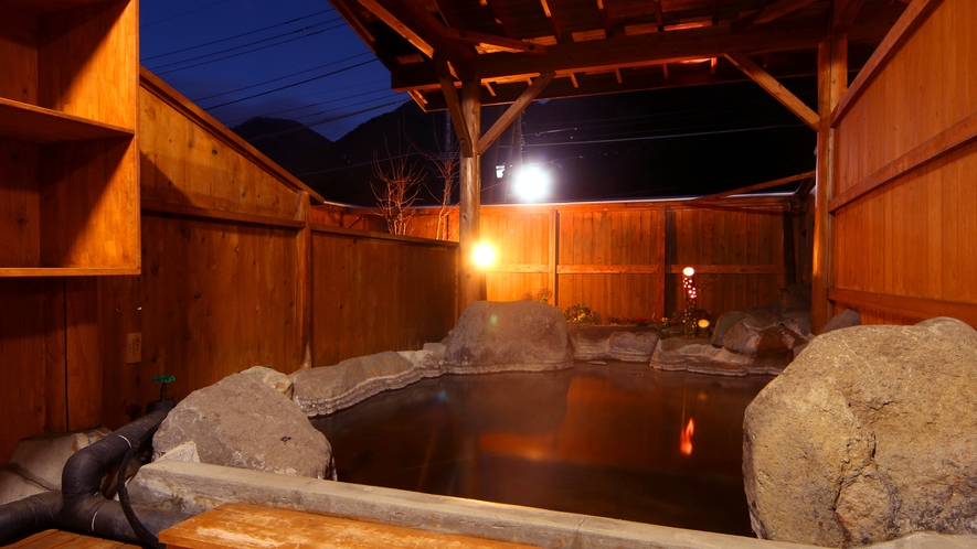 #贅沢な温泉　開放感あふれる露天風呂は2つ。もちろん源泉かけ流し！