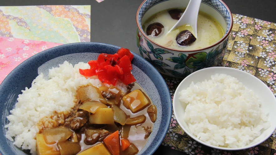 #常連さんが好む「アレ」　研究を重ねた渾身のカレーは名物に。ノーマルな特製カレーもございます。　