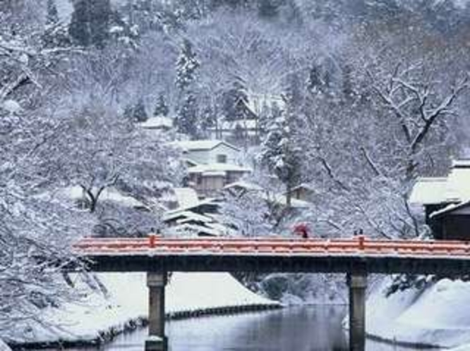 冬の中橋は、朱色と真っ白な雪のコントラストが素敵ですよ。温かくしてお越しください