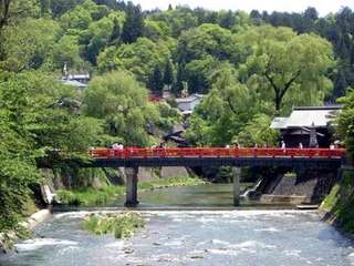 【赤い中橋】人気の写真スポットです。夏場はライトアップもされています♪