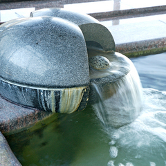 *お湯は天然温泉♪美肌の湯として人気で、湯あがりの肌はすべすべになりますよ♪