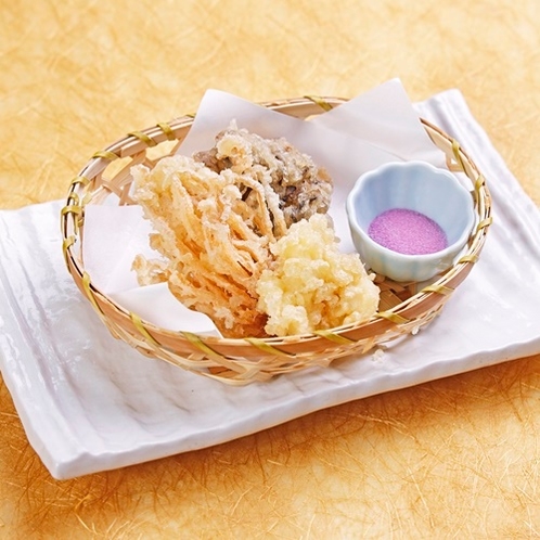 【2019年秋・雅コース】お料理一例「きのこ天ぷら　紫芋の塩で」