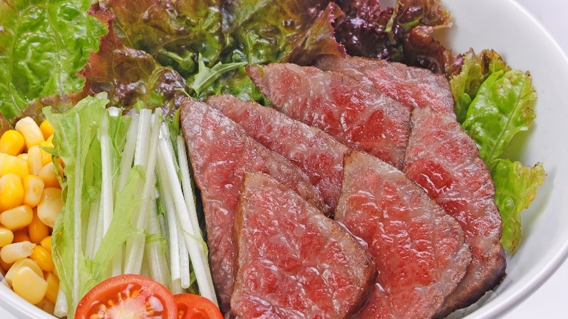 *海鮮丼・ステーキ丼・味噌カツ丼の3種類の中からお選びいただけます（画像はステーキ丼一例）