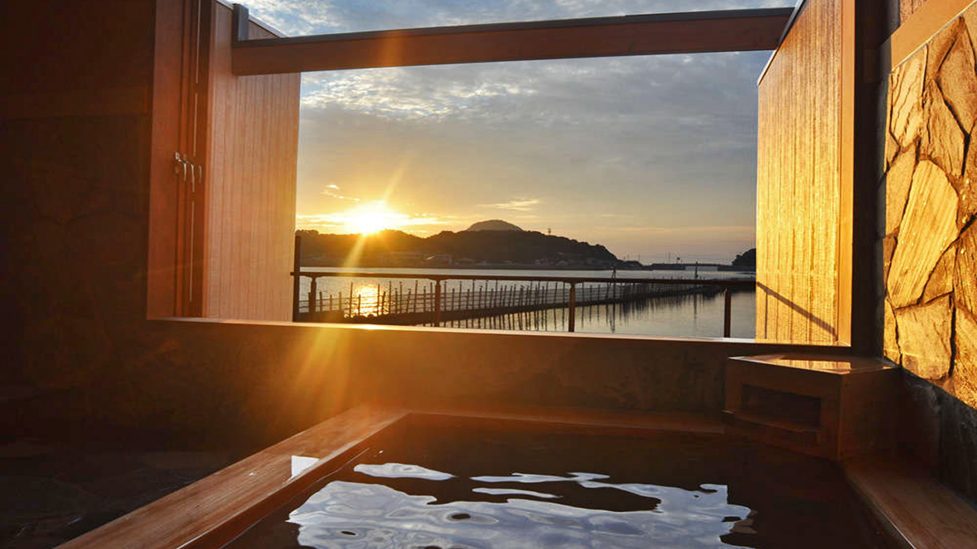 【貸切温泉】日本の夕日百選にも選ばれた風景が一望できるオーシャンビューの『夕陽の宿』