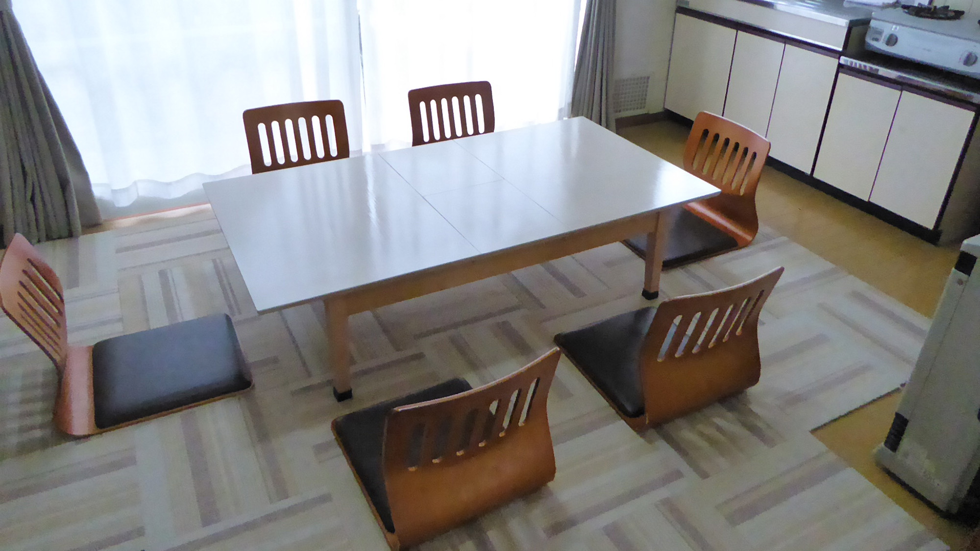 ・【リビング】出来立てのお食事をテーブルに運んですぐに食べられます