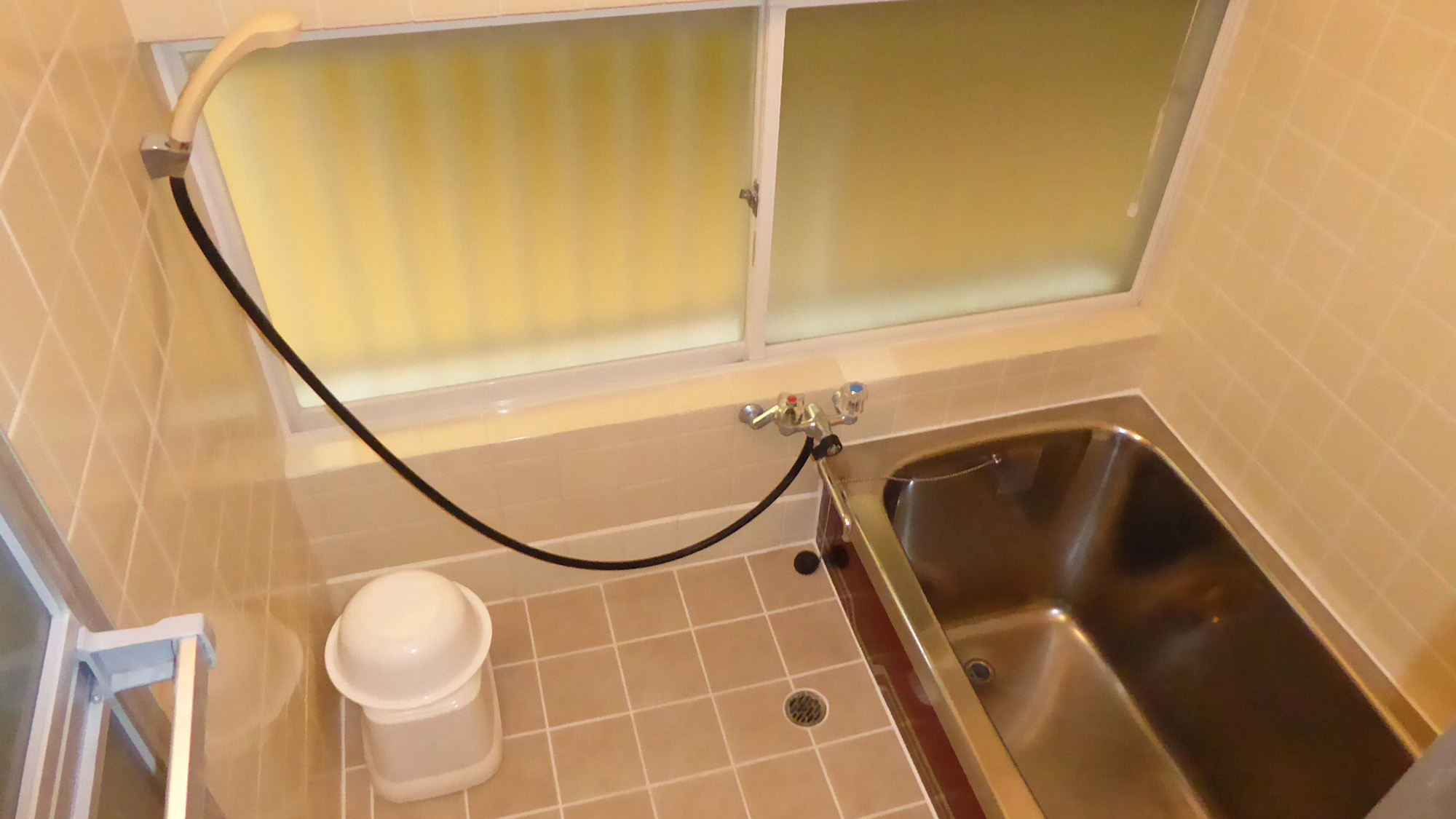 ・【バスルーム】窓付で明るい室内（温泉ではありません）