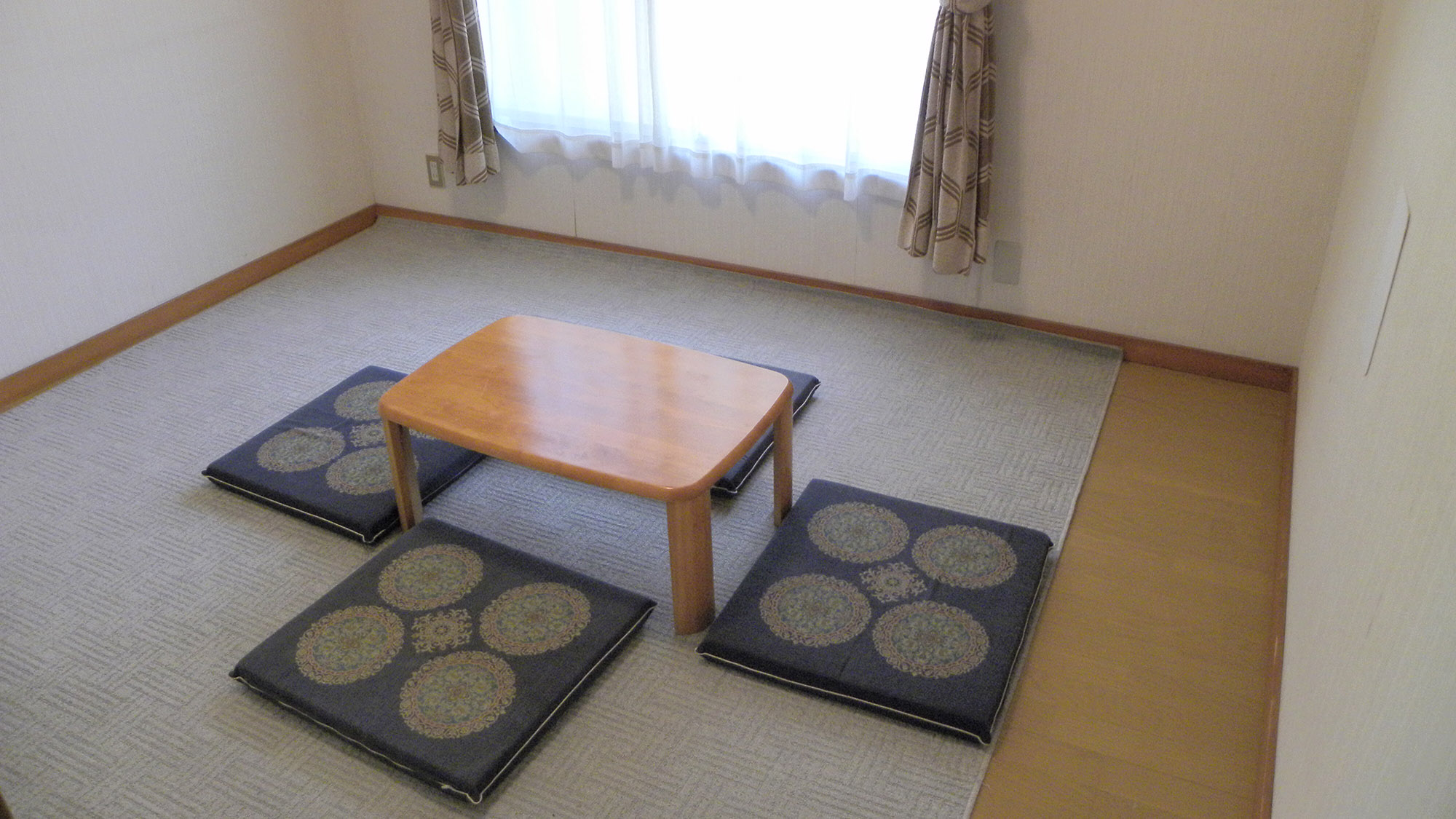 ・【コテージ1階個室】調度品のないシンプルで居心地のよい室内です