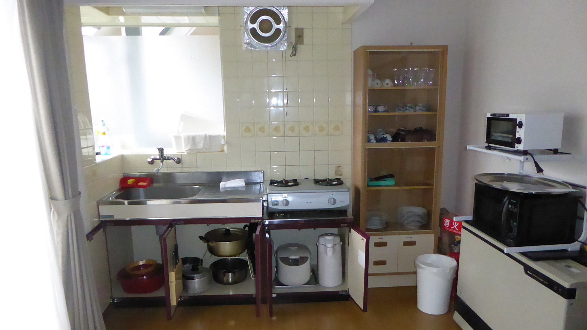 ・【キッチン】ガスコンロや冷蔵庫、電子レンジ等など揃っており自炊可能です