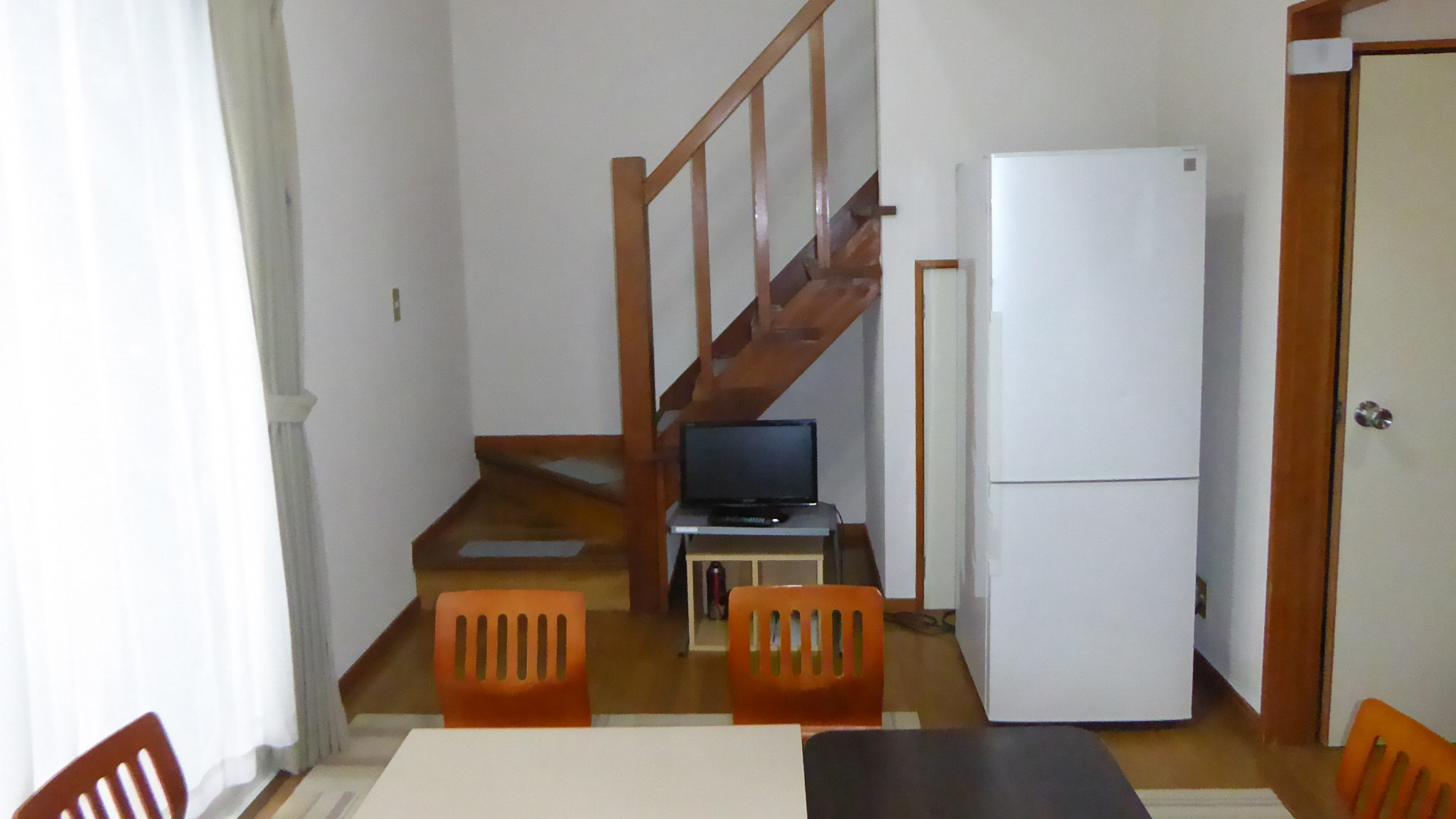 ・【リビング】2階への階段があります。吹き抜けなので天井が高く開放感があります