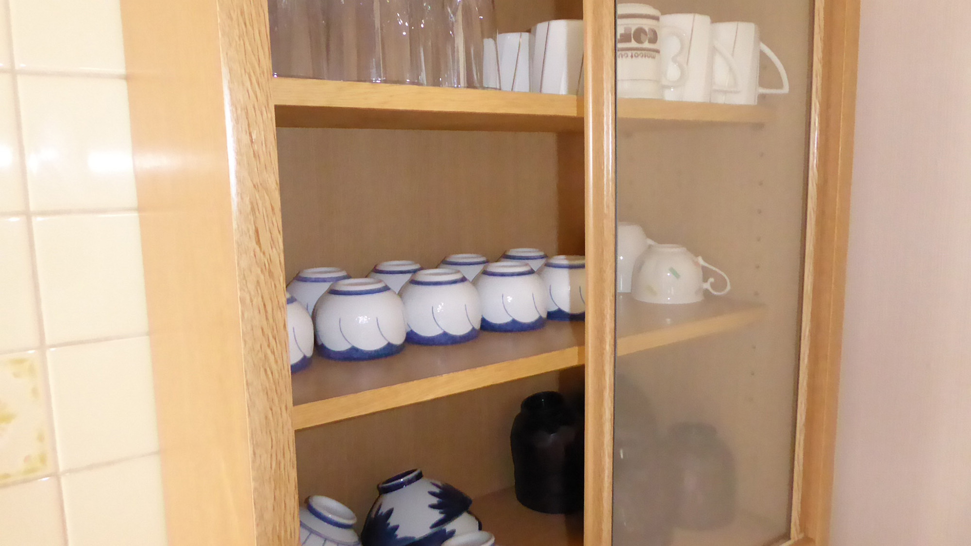 ・【食器類】食器棚に置いているカップや茶碗、コップ等はご自由にお使いください