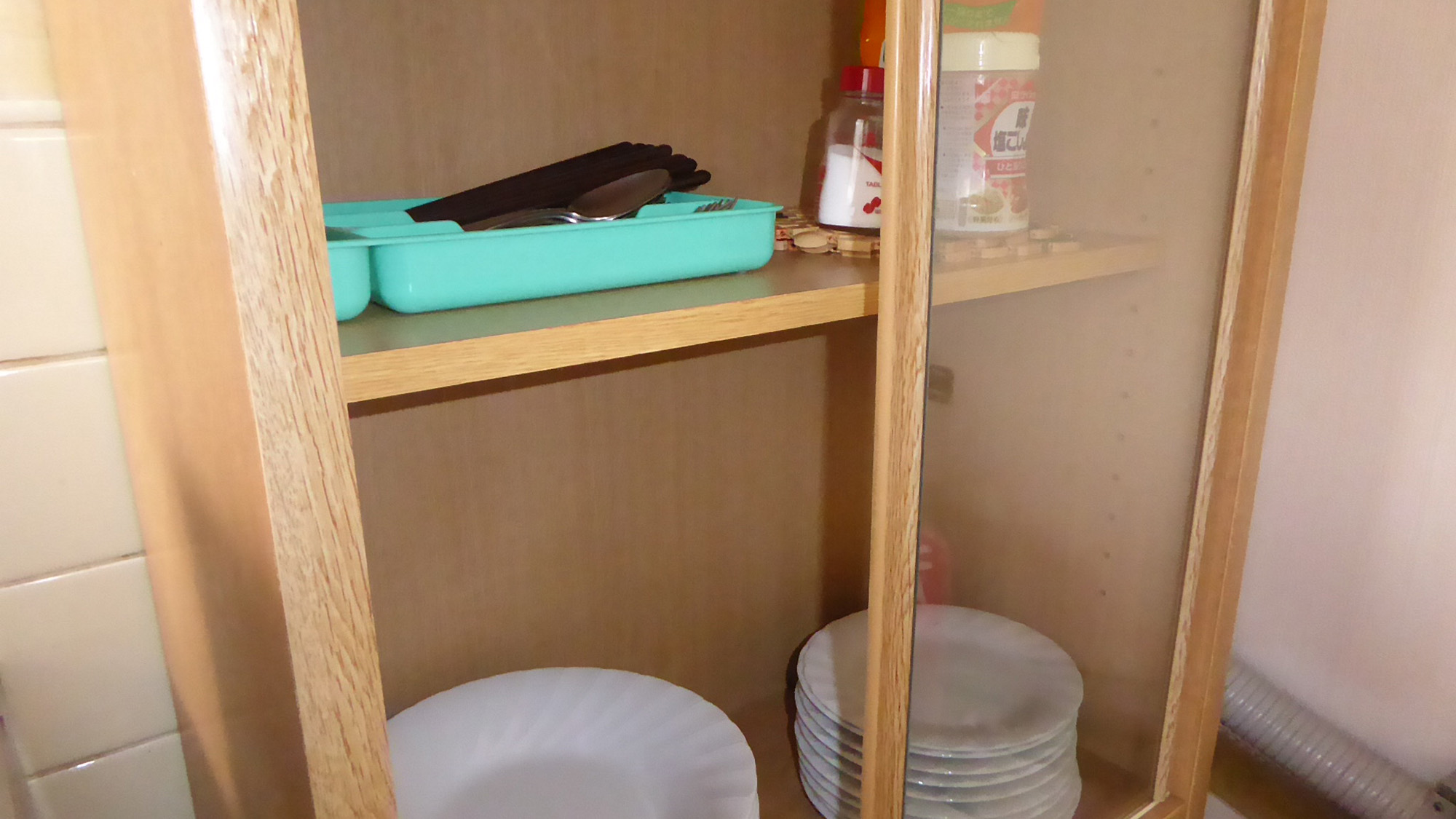 ・【食器類】お皿やカトラリーも人数分ご用意しております