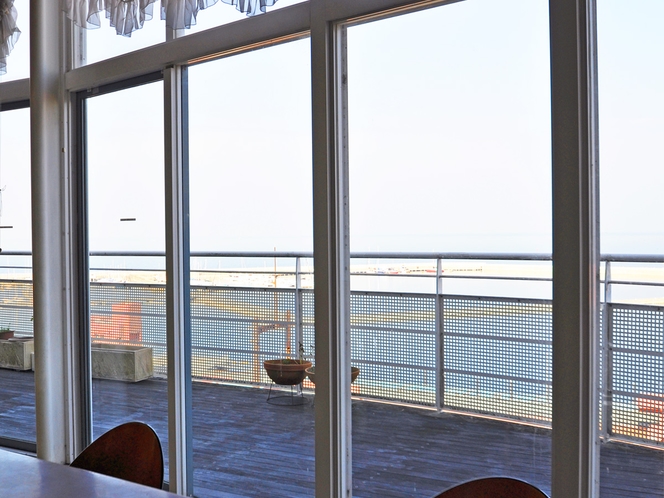 【レストラン】大きな窓から大阪湾が一望できます