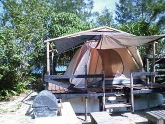 海族塾のキャンプ、窓から海の見える高床式の涼しいテントです。